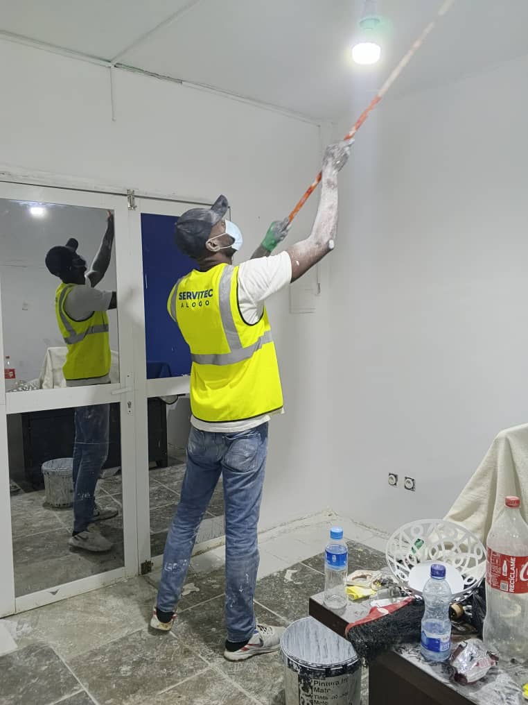 Fontanero reparando tuberías